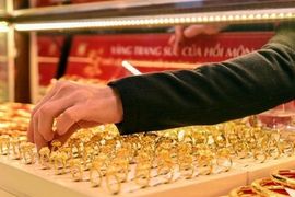 Giá vàng nhẫn bật tăng nhẹ bất chấp giá vàng thế giới đi xuống