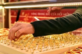 Giá vàng nhẫn bật tăng nhẹ bất chấp giá vàng thế giới đi xuống