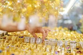 Giá vàng nhẫn, vàng SJC ngày 7/6 giảm sâu, giá vàng thế giới rơi tự do