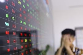 Nhà đầu tư ồ ạt “chốt lời”, VN-Index “bốc hơi” hơn 12 điểm
