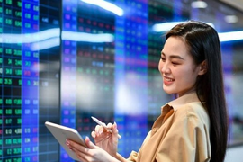 Thị trường “bùng nổ”, VN-Index áp sát mốc 1.390 điểm, cổ phiếu LDG tím trần trở lại