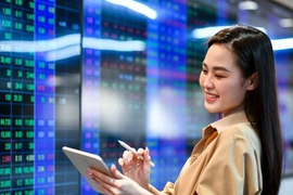 Cổ phiếu HPG tăng cận trần, VN-Index bứt phá vượt 1.415 điểm