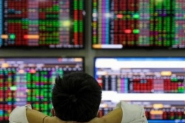 Khối ngoại bán ròng gần 2.300 tỷ đồng, VN-Index “bốc hơi” thêm hơn 7 điểm