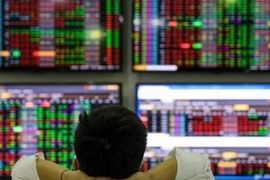 Khối ngoại bán ròng gần 2.300 tỷ đồng, VN-Index “bốc hơi” thêm hơn 7 điểm