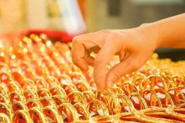 Giá vàng thế giới lao dốc, giá vàng nhẫn trong nước tiếp tục giảm