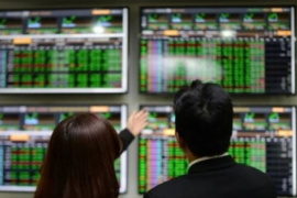 Cổ phiếu ngân hàng đua nhau “kịch trần”, VN-Index bứt phá vượt 1.640 điểm