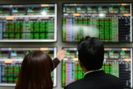 Cổ phiếu ngân hàng đua nhau “kịch trần”, VN-Index bứt phá vượt 1.640 điểm