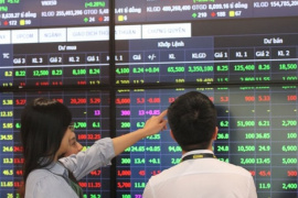 Cổ phiếu “họ” Vin và ngân hàng kéo VN-Index xanh trở lại giữa “biển đỏ” gần 600 mã giảm