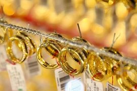 Sáng 20/8: Giá vàng SJC và vàng nhẫn đồng loạt giảm, mất mốc kỷ lục