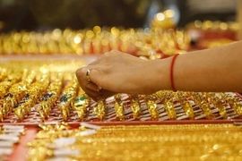 Hôm nay: Giá vàng thế giới lao dốc, giá vàng trong nước tiếp tục neo đỉnh lịch sử