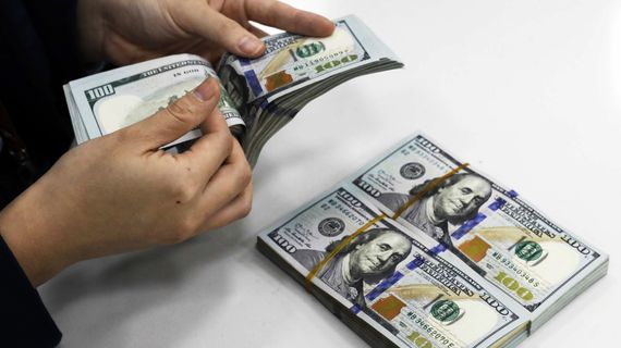 Ngân hàng giảm giá USD bất chấp tỷ giá trung tâm tăng mạnh