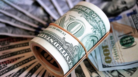 Ngân hàng tăng giá USD, giá vàng nhẫn quay đầu giảm