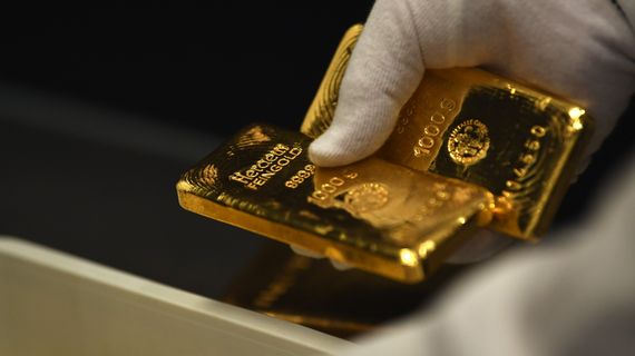 Đồng USD mạnh lên gây áp lực lên vàng