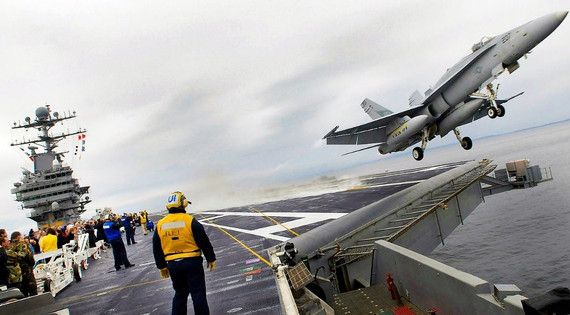 Giá dầu vọt lên gần 80 USD/thùng sau khi Mỹ và Anh nã tên lửa vào Houthi