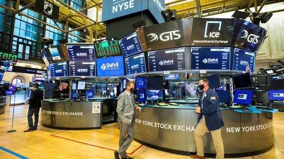 S&P lập kỷ lục mới trên 5.000 điểm nhờ loạt tin tích cực