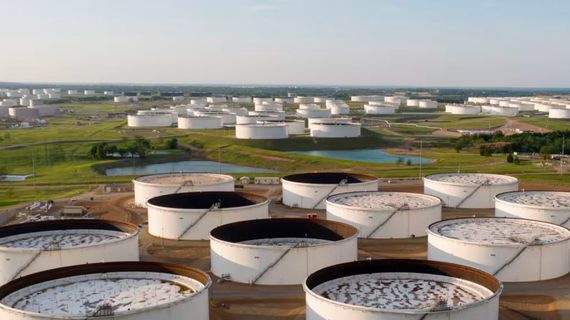 Giá dầu vẫn giảm sâu bất chấp các biện pháp giảm sản lượng của OPEC+