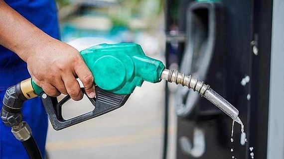 Giá xăng giảm gần 400 đồng/lít