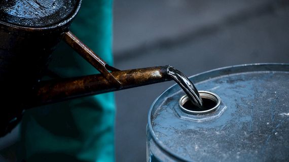 Giá dầu xuống mức thấp nhất 4 tháng, thị trường hàng hoá lao dốc