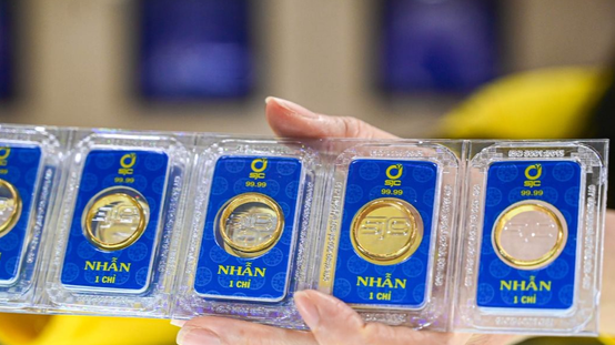 Giá vàng nhẫn tăng nhẹ, vàng thế giới hạ nhiệt sau khi tạo đỉnh mới