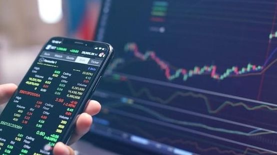 Nhà đầu tư “gom” mạnh trở lại cổ phiếu MSN và HVN, VN-Index “bay cao” tiến về mốc 1.240 điểm