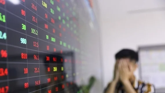 Thị trường “cạn” thanh khoản, VN-Index “bốc hơi” hơn 5 điểm