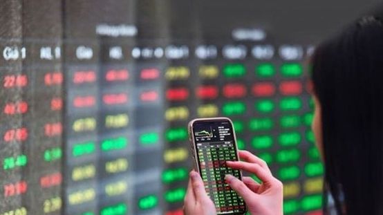 Thị trường giằng co, VN-Index thoát hiểm bất thành ở phút cuối
