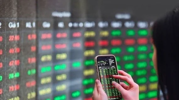 Cổ phiếu ngân hàng giao dịch “bùng nổ”, VN-Index tích lũy thêm hơn 10 điểm
