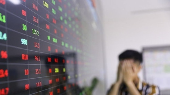 Thị trường chứng khoán “rực lửa” phiên cuối tuần, VN-Index “bốc hơi” gần 12 điểm