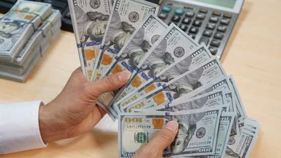 Kho bạc Nhà nước liên tục chào mua lượng lớn USD, tỷ giá thêm áp lực