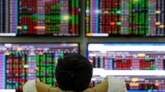 VN-Index “lao dốc” thẳng đứng vào phút cuối, giảm sốc gần 10 điểm