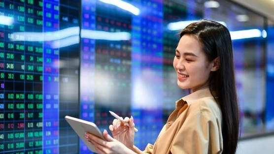 Thị trường “bùng nổ”, VN-Index áp sát mốc 1.390 điểm, cổ phiếu LDG tím trần trở lại
