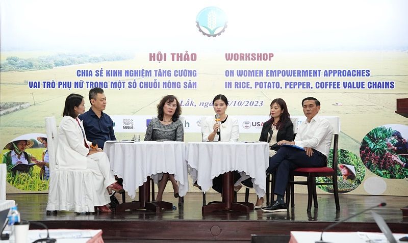 Hội thảo “Chia sẻ kinh nghiệm tăng cường vai trò phụ nữ trong một số chuỗi nông sản”.