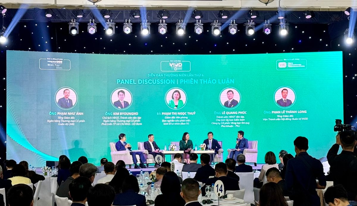 Các diễn giả thảo luận tại diễn đàn thường niên về Quản trị công ty lần thứ 6 với chủ đề “Khơi nguồn tài chính xanh và Quản trị xanh”